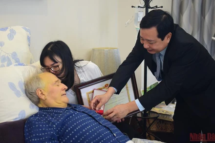 Trao Kỷ niệm chương “Vì sự nghiệp nông nghiệp và phát triển nông thôn” cho “ông Tây Nam Bộ” (Ảnh: SƠN BÁCH)