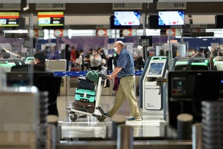 Hành khách tại sân bay quốc tế Suvarnabhumi ở Bangkok, Thái Lan. (Ảnh: THX/TTXVN)