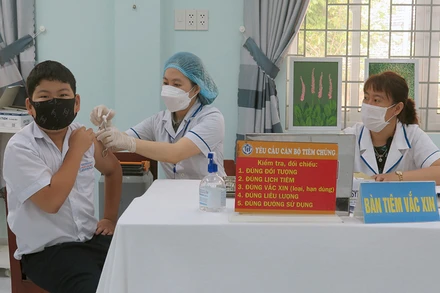 Triển khai tiêm vaccine phòng Covid-19 cho học sinh lớp 6 tại điểm Trường Tiểu học Kim Đồng (thành phố Tuy Hòa, tỉnh Phú Yên).