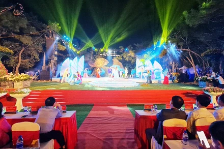 Một tiết mục trong Lễ hội tình yêu - hòn Trống Mái.