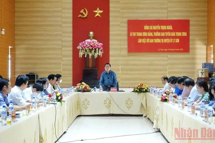 Đồng chí Nguyễn Trọng Nghĩa làm việc với Ban Thường vụ Huyện ủy Lý Sơn (Quảng Ngãi).