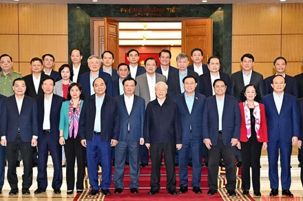 Tổng Bí thư Nguyễn Phú Trọng, Chủ tịch nước Nguyễn Xuân Phúc, Thủ tướng Chính phủ Phạm Minh Chính, Chủ tịch Quốc hội Vương Đình Huệ, Thường trực Ban Bí thư Võ Văn Thưởng cùng các đồng chí lãnh đạo Đảng, Nhà nước với Ban Thường vụ và lãnh đạo TP Hà Nội. (Ảnh: ĐĂNG KHOA)