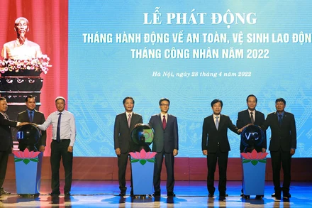 Các đại biểu thực hiện nghi lễ bấm nút quả cầu phát động Tháng hành động về Vệ sinh an toàn lao động, Tháng Công nhân năm 2022.