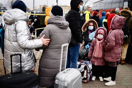 Người dân Ukraine sơ tán tới 1 khu trại tạm thời ở Przemysl, Ba Lan, ngày 28/2/2022. (Ảnh: Reuters)