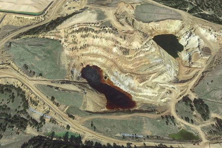 "Hồ máu" ma quái được tìm thấy và chia sẻ lên Reddit. Ảnh: Google Maps