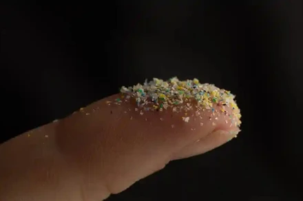 Vi nhựa hiện đang làm ô nhiễm toàn bộ hành tinh, từ đỉnh núi Everest đến các đại dương sâu nhất. (Ảnh: David Kelly/The Guardian)