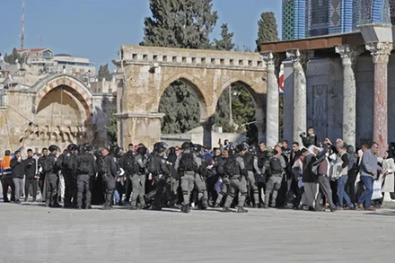 Đụng độ giữa lực lượng an ninh Israel và người Palestine tại Đền thờ Al Aqsa (còn được gọi là Núi Đền) ở Đông Jerusalem ngày 15/4/2022. (Ảnh: AFP/TTXVN)