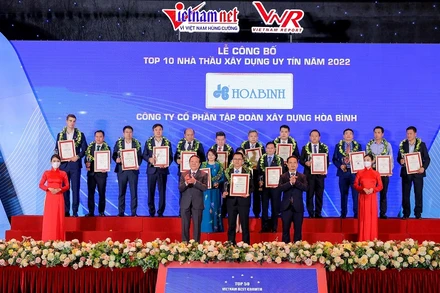 Đại diện Tập đoàn Xây dựng Hòa Bình trong lễ vinh danh.