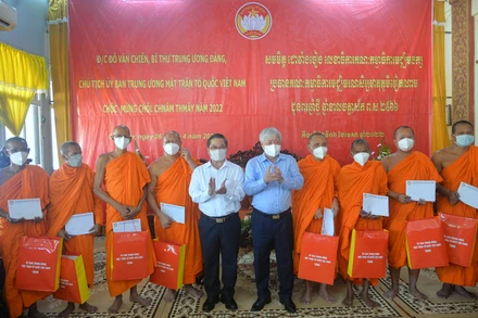 Đồng chí Đỗ Văn Chiến tặng quà cho các vị sư sãi Học viện Phật gián Nam tông Khmer ở quận Ô Môn, TP Cần Thơ.