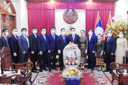 Đoàn đại biểu thành phố Đà Nẵng thăm, chúc Tết cổ truyền Bunpimay tại Tổng Lãnh sự quán Lào tại Đà Nẵng.