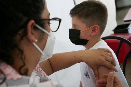 Tiêm vaccine ngừa Covid-19 của Pfizer/BioNTech cho trẻ em ở San Jose, Costa Rica ngày 23/2/2022. (Ảnh: Reuters)