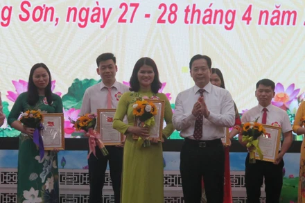 Đại diện lãnh đạo Tỉnh ủy Lạng Sơn trao giải cho thí sinh tham dự Hội thi giảng viên lý luận chính trị giỏi cấp tỉnh năm 2022.