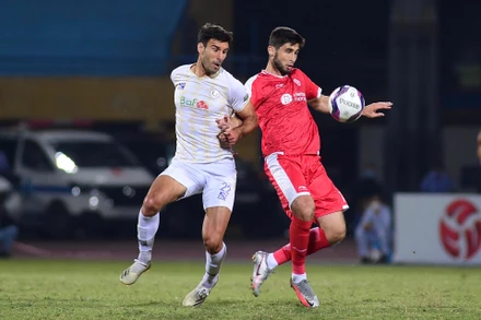 Các ngoại binh của Hà Nội và Viettel đối đầu. (Ảnh: TRẦN HẢI)