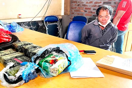 Đối tượng Giàng Seo Chúng bị bắt giữ cùng tang vật.