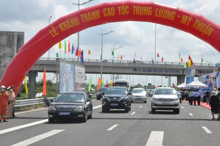 Những chiếc xe đầu tiên đi vào cao tốc Trung Lương-Mỹ Thuận sau lễ khánh thành.