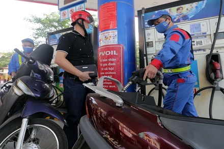 Người dân vui mừng vì giá xăng được điều chỉnh giảm lần thứ 3 liên tiếp.