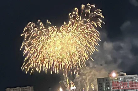 Pháo hoa nghệ thuật mừng kỷ niệm 47 năm Ngày Giải phóng miền nam, thống nhất đất nước. (Ảnh: CTV)