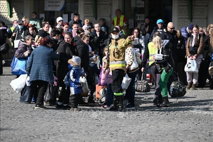 Người tị nạn Ukraine sơ tán sang Przemysl, Đông Nam Ba Lan ngày 15/3/2022. (Ảnh: PAP/TTXVN)