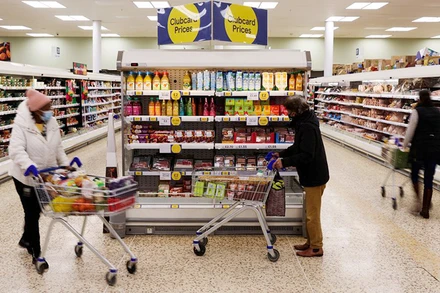 Giá nhiều mặt hàng tại Anh tăng cao. (Ảnh REUTERS)