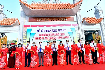 Các đồng chí lãnh đạo tỉnh thực hiện nghi thức khánh thành giai đoạn 1 Đền thờ Vua Hùng tại ấp Giao Khẩu, xã Tân Phú, huyện Thới Bình.