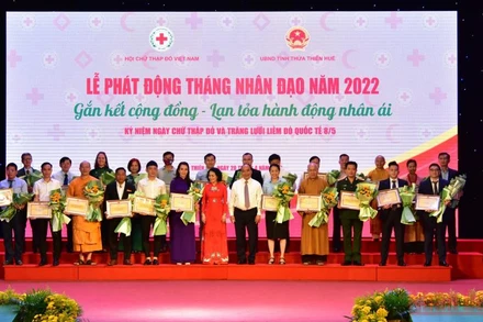 Chủ tịch nước Nguyễn Xuân Phúc và Trung ương Hội Chữ thập đỏ Việt Nam tặng hoa, Kỷ niệm chương ghi nhận tấm lòng của các tổ chức, cá nhân, nhà tài trợ cho chương trình.