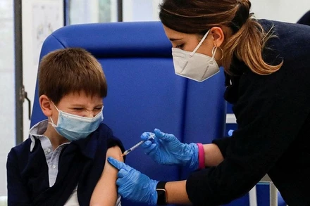 Tiêm vaccine cho trẻ em từ 5-11 tuổi tại Bệnh viện Nuovo Regina Margherita, Rome, Italia, ngày 15/12/2021. (Ảnh: Reuters)