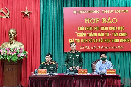 Đại diện Ban tổ chức cung cấp thông tin về hội thảo tại buổi họp báo.