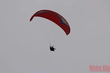 Du khách trải nghiệm bay dù lượn tại lễ khai mạc.