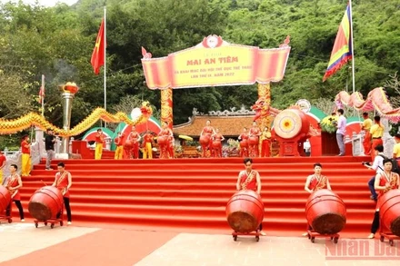 Biểu diễn trống hội tại lễ hội Mai An Tiêm.