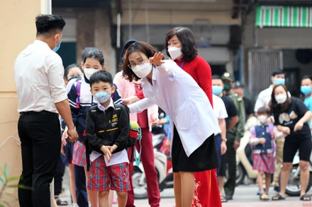 Học sinh lớp 1 ngày đầu tiên đến lớp được các thầy, cô hướng dẫn tận tình. (ẢNH: THÀNH ĐẠT)