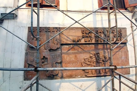 Bức phù điêu “Quân dân Thủ đô bắn rơi máy bay Mỹ”.