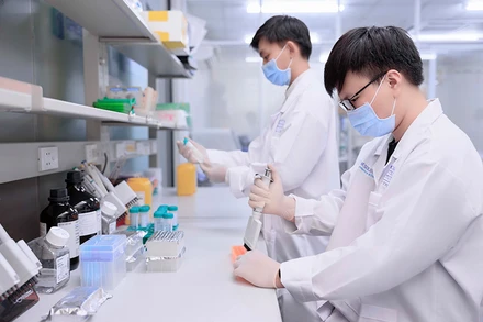 Chuyên viên thực hiện xét nghiệm tại phòng LAB của Gene Solutions.
