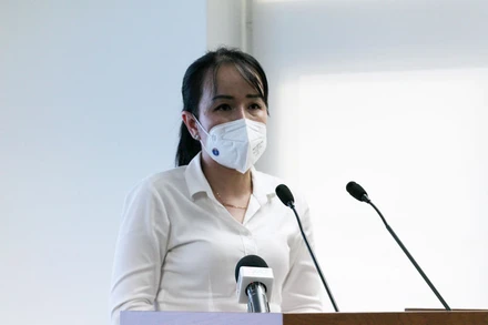 Đại diện ngành y tế TP Hồ Chí Minh trả lời câu hỏi của phóng viên tại buổi họp báo chiều 14/4.