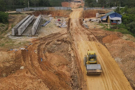 Một đoạn của tuyến đường cao tốc Tuyên Quang-Phú Thọ đang được Công ty TNHH Hiệp Phú thi công.