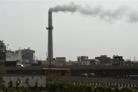 Khói bốc lên từ nhà máy nhiệt điện Badarpur ở thủ đô New Delhi, Ấn Độ. (Ảnh: AFP/TTXVN)