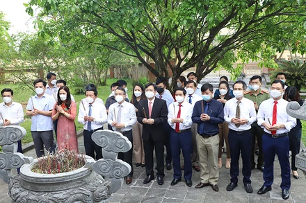 Các đồng chí lãnh đạo tỉnh Hà Tĩnh dâng hoa, dâng hương tại khu mộ cố Tổng Bí thư Hà Huy Tập.