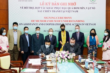 VNMAC ký Bản Ghi nhớ với Tổ chức viện trợ nhân dân Na Uy về hợp tác khắc phục hậu quả bom, mìn sau chiến tranh. (Ảnh: MINH ANH)