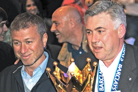 Ancelotti và Abramovich trong lễ ăn mừng chức vô địch Premier League 2009/10. (Ảnh: The Times)