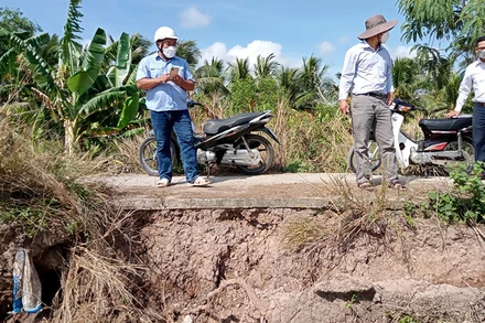 Cơ quan chức năng đang khẩn trương khảo sát, gia cố tuyến đê cửa sông Tả, Hữu Cù Lao Dung.