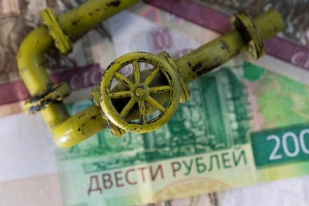 Đồng ruble của Nga và mô hình đường ống dẫn khí đốt. (Ảnh: Reuters)