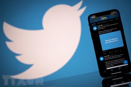 Biểu tượng Twitter trên màn hình điện thoại thông minh và máy tính bảng. (Ảnh: AFP/TTXVN)