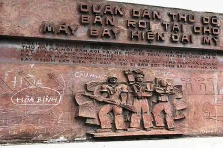 Bức phù điêu ghi lại sự kiện lịch sử ngày 19/5/1967.