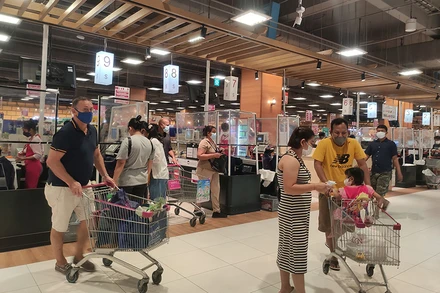 Việc đeo khẩu trang vẫn được yêu cầu thực hiện tại những nơi đông người có lắp hệ thống điều hòa. (Ảnh: NGUYỄN HIỆP)