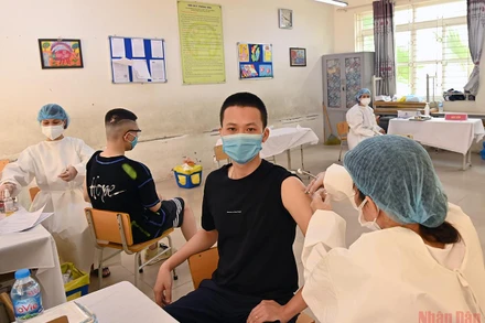 Tiêm ngừa Covid-19 cho người dân. (Ảnh: DUY LINH)