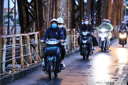 Khu vực Hà Nội ngày có mưa vài nơi, đêm có mưa, mưa rào rải rác. Sáng và đêm trời rét. (Ảnh minh họa)