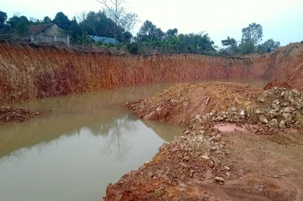 Khai thác nham nhở tại nhiều khu vực tại mỏ Núi Lầm, Núi Hiếu. 