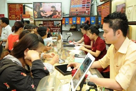 Giao dịch vàng tại doanh nghiệp. (Ảnh: Vietnam+)