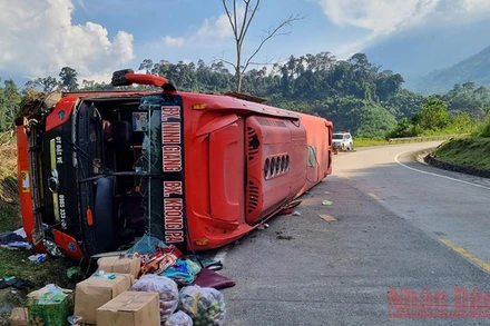 Hiện trường vụ tai nạn giao thông trên đường Hồ Chí Minh.
