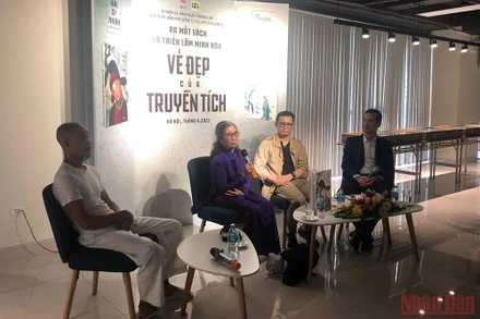 Các diễn giả trò chuyện về sách truyền kỳ.