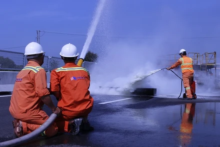 Lực lượng phòng cháy chữa cháy và cứu nạn cứu hộ xử lý sự cố tại hiện trường buổi diễn tập.